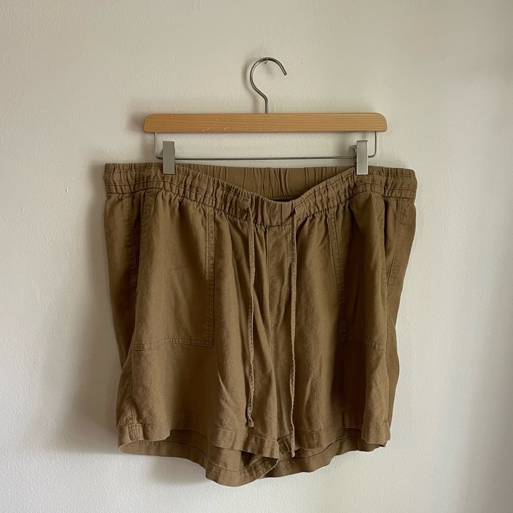 Old Navy high rise linen shorts! It’s detail, size XL womens!